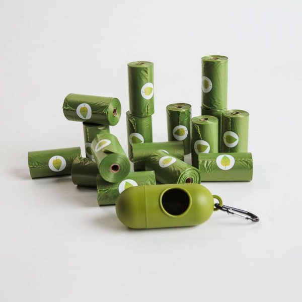 ➤ 240 grønne hundeposer pluss en grønn hundepose-dispenser ➤ Dispenseren er liten og praktisk, kun 4*9,5 cm lang og passer perfekt til rullene med poser.