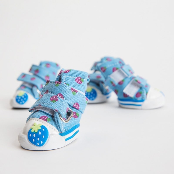 Urban hundesko med borrelås ➤ Blå ➤ Flotte hundesko utformet som klassiske sneakers. Skoene er dekorert med jordbærmønster. Beskytter bl.a. mot stekende asfalt.