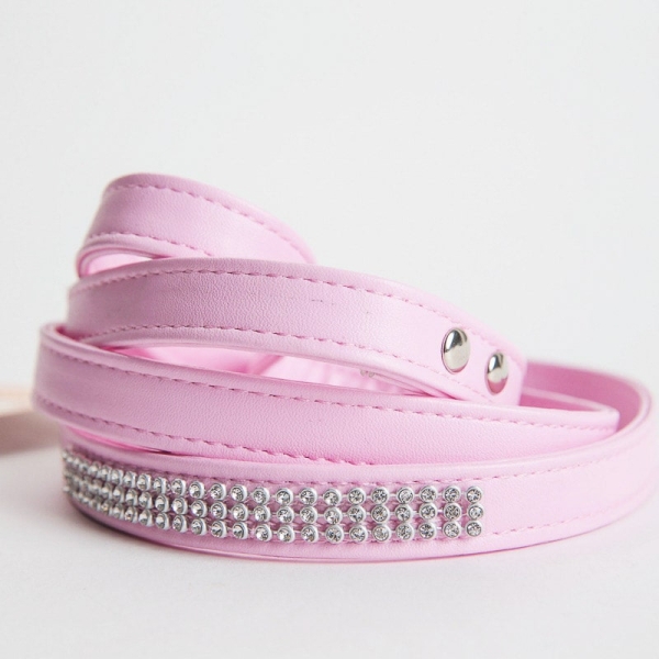 Elegant rosa «diamant» kobbel / hundebånd i slitesterkt kunstlær ➤➤ Båndet har et stilrent design og dekorert med krystallstener. Båndets lengde er 120 cm.