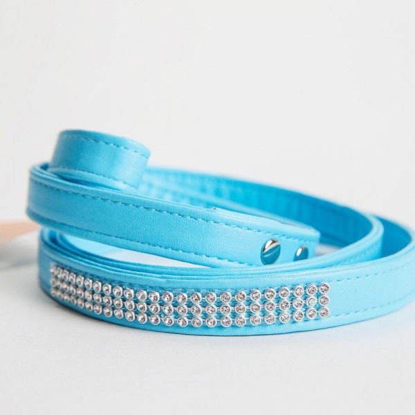 Elegant blå «diamant» kobbel / hundebånd i slitesterkt kunstlær. Båndet har et stilrent design og dekorert med krystallstener. Båndets lengde er 120 cm. hundebånd, kobbel, leiebånd, hundelenke