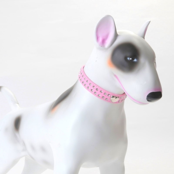 Rosa halsbånd til hund utsmykket med glassdiamanter og et stort hjerte ➤ kommer i flere størrelser og farger med klassisk regulerbar spenne.