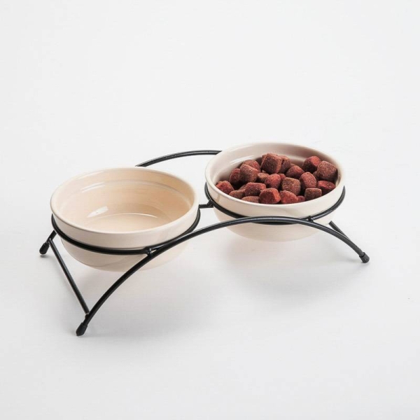➤ Dobbel mat og vannskål til hund og katt ➤ Skålene er laget i keramikk og står i et metallstativ, skålene er litt opphøyd som gjør det lettere for hund og katt å spise.  feeder, automat, hund, hunder