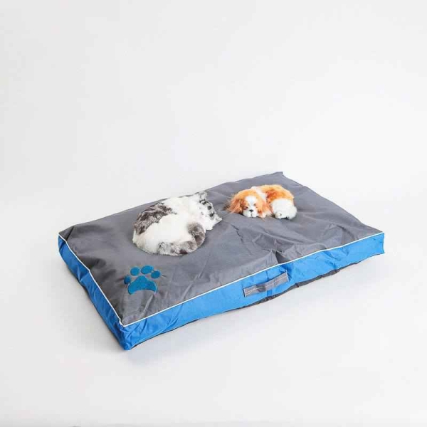 Komfortabel hundemadrass 85x55cm blå. Sengen mellommyk og har et rektangulært og praktisk design. Enkel å flytte, kan stables på høykant. Trekket er vannavstøtende og er avtagbart.