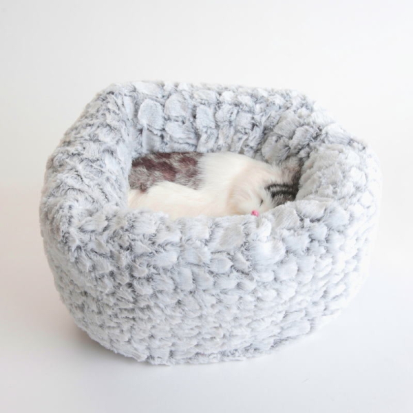 ➤ Den svært populære marshmallow sengen til hund og katt ➤➤ Varm og god i moderne design. Kommer i flere størrelser. Høye kanter slik at kjæledyret kan hvile hodet.