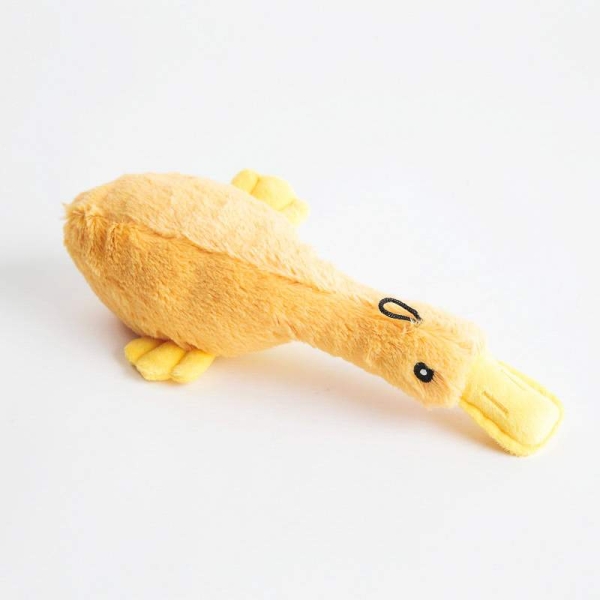 Søt gul andebamse til hund og katt. En 30 cm lang bamse som din firbente venn kan bære rundt, kose med og bite på. bamse med pip, pipebamse, pipeleke, leke med lyd, pipeleke hund