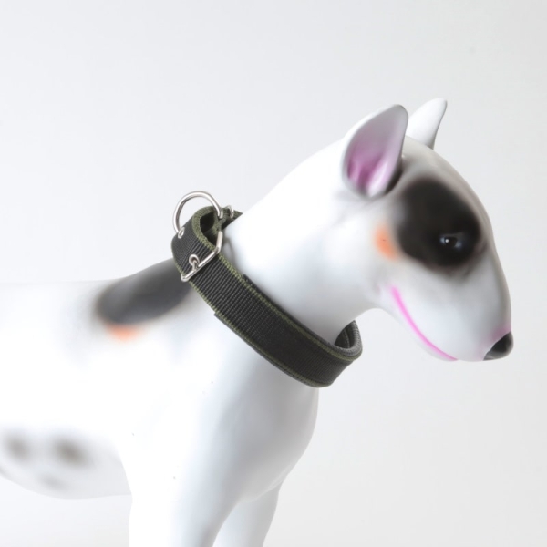 Klassisk hundehalsbånd med pustende polstring på innsiden ➤➤ Solid halsbånd, med stålring til feste av kobbel. Kommer i flere bredder hvorav XL har to spenner.