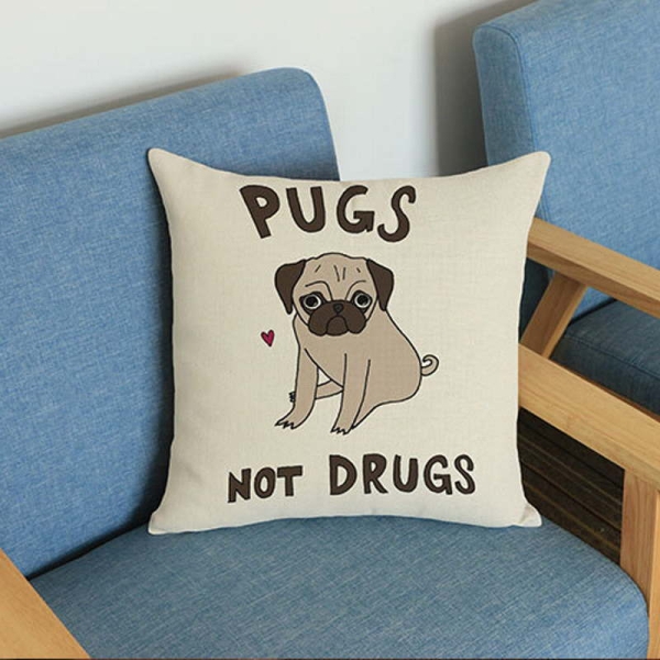 Morsom pyntepute til hundeelskere ➤➤ På puten står "Pugs not drugs" med en søt illustrasjon av en pug-hund.