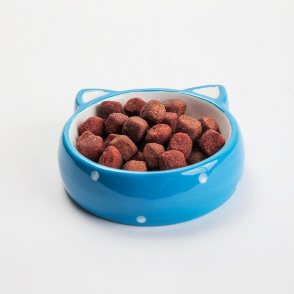 En søt keramikkskål utformet som en forenklet kattehodesilhuett. Skålen passer katt og liten hund med en diameter på rundt 12,5 cm og en høyde på 4,5 cm. hundeskål, matskål, vannskål, skål