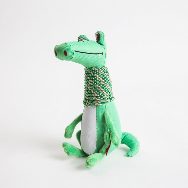 ➤ Krokodillebamse til hund ➤➤ Bamsen er laget med Oxford stoff og tau og tåler å bli lekt med av en hund og bært rundt. En søt grønn krokokodille laget med Oxford stoff og tau.