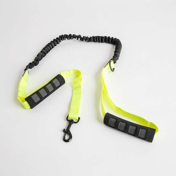 ➤ Tohåndsgrep elastisk treningskobbel ➤ grønn. Elastisk hundebånd 110 - 170 cm med sylinderformet håndtak designet for å gi deg et ekstra godt grep.