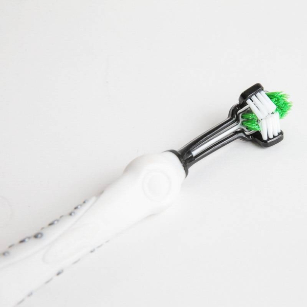 ➤ Trehodet tannbørste til hund og katt ➤➤ tannbørstens tre hoder gir en ekstra effektiv og grunding rens av kjæledyrets tenner.