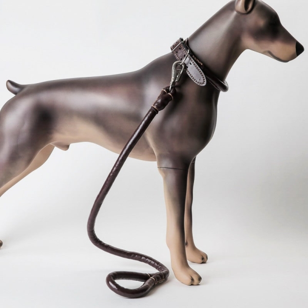 Hundebånd og halsbånd i syntetisk lær ➤➤ Slitesterkt og robust med kraftig krok. Hundebåndet er 120cm langt og kommer i flere tykkelser. 