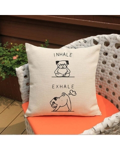 Putetrekk med Pug illustrasjon "inhale exhale" 43,5x43,5cm
